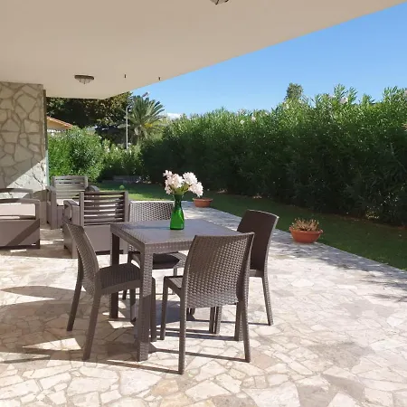 Open Space Con Piscina Campofilone