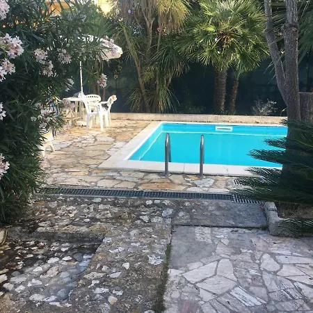 Open Space Con Piscina Campofilone